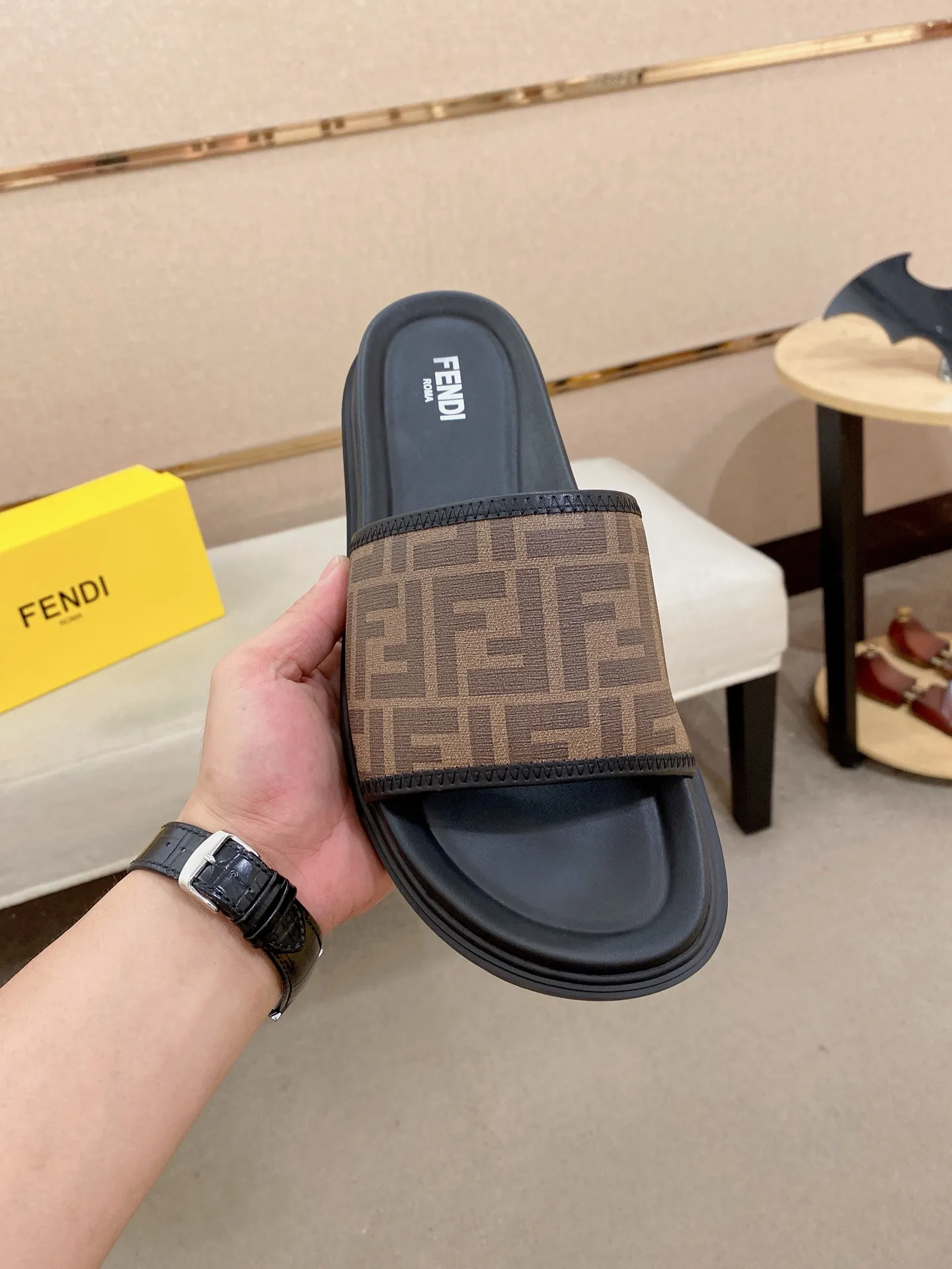 Factory price: 320💰 [Fendi Slippers] High-end brand of men's shoes, official website 1:1 latest masterpiece: original mold customization, the fabric is made of imported original materials, upgraded outsole, lighter and non-slip. The market's top quality, simple yet tasteful, a must-have for fashionistas, fashionable at your feet, full of confidence, the same style at the counter 👍The season of summer slippers is here. Code: 38-44 (45 is custom-made and cannot be returned or exchanged)